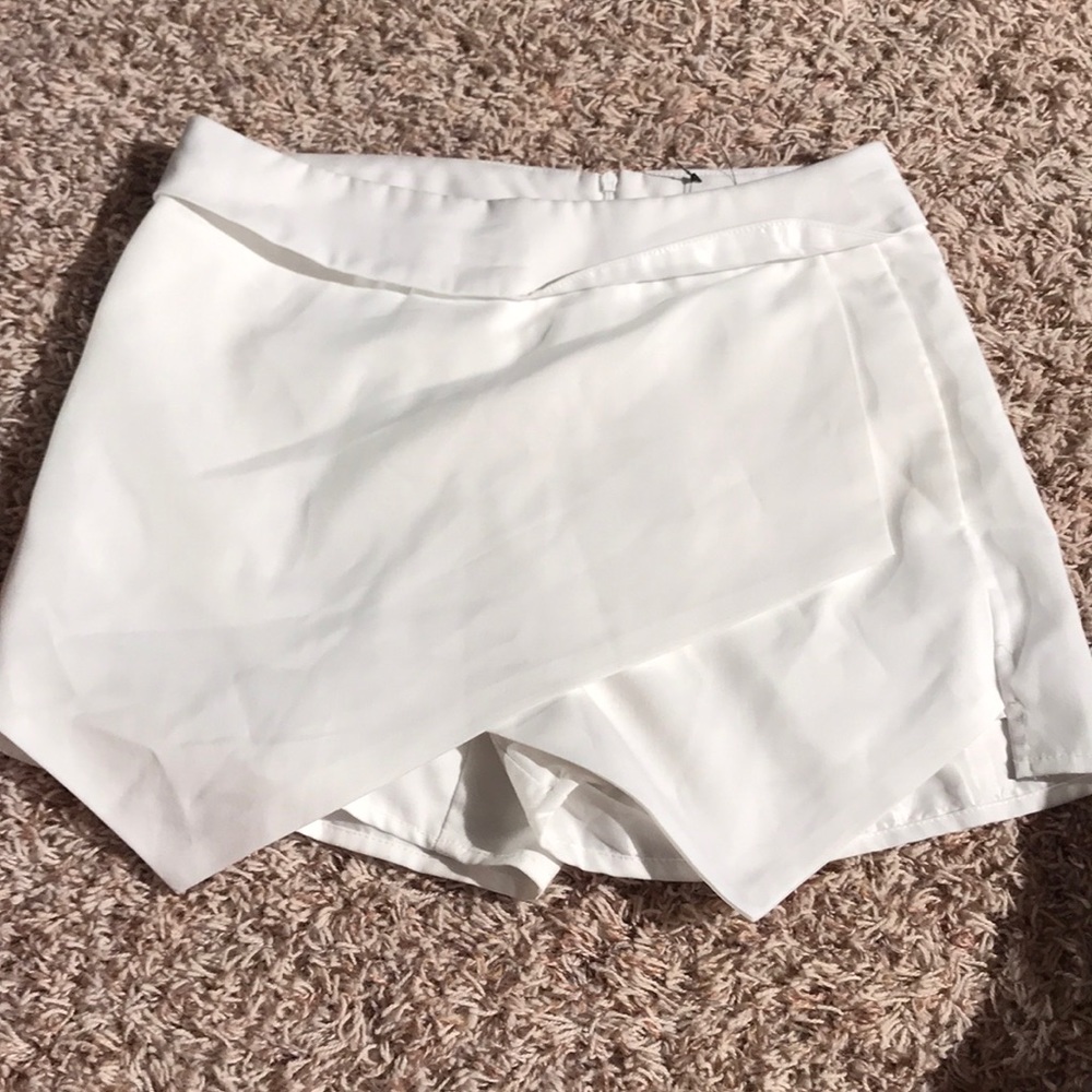 WHITE envelope skirt / skort 💟💟 Only worn ONCE